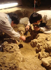 表紙 - 武芸洞遺跡の石棺墓から発掘された2500年前の人骨