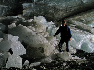 幅広い氷トンネルの天井は非常に不安定で、一部崩れている(ロシア/中央カフカス/バシュカラ氷河)